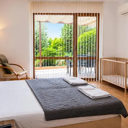 Paradise Corner - Spacious 2br Ground Floor * Topola