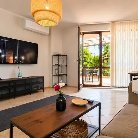 Paradise Corner - Spacious 2br Ground Floor Apartment *