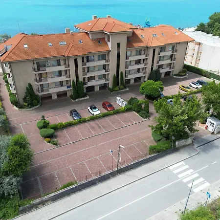 Paradise Corner - Spacious 2br Ground Floor Topola