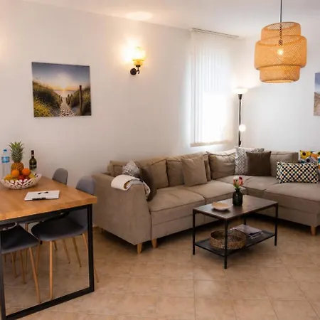 Paradise Corner - Spacious 2br Ground Floor Apartment Topola