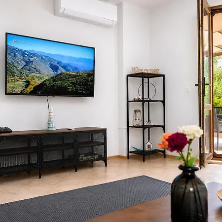 Apartment Paradise Corner - Spacious 2br Ground Floor Topola